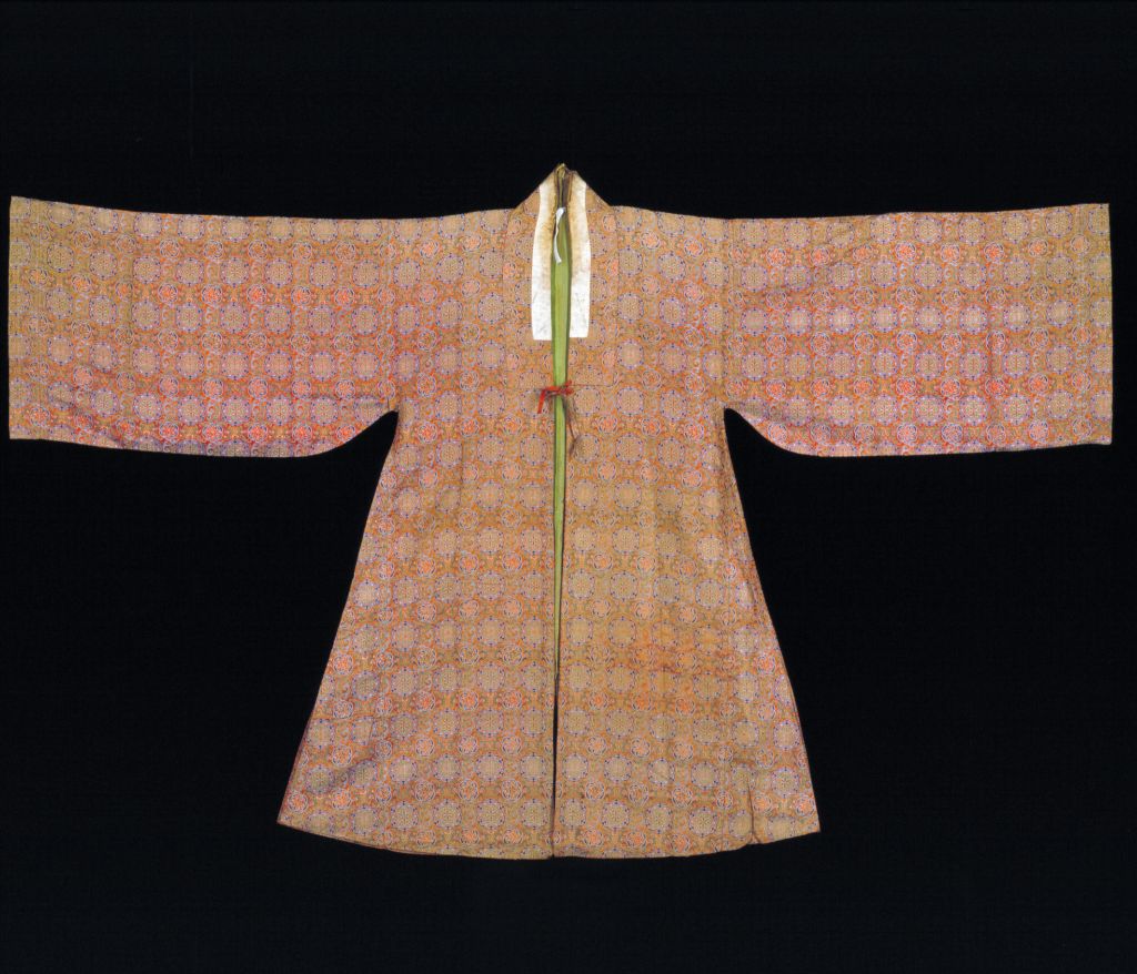 图片[1]-Golden yellow hooded brocade men’s headdress with grass pattern-China Archive